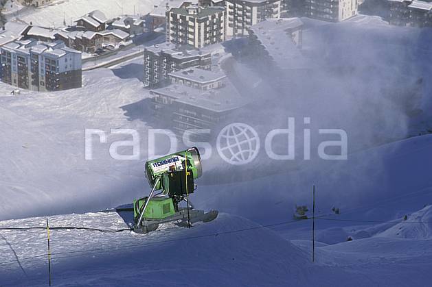 da0875-34LE : Ski de piste, Canon à neige, Val d'Isère, Savoie, Alpes. ski de piste Europe, CEE, sport, loisir, action, glisse, sport de montagne, sport d'hiver, ski, immeuble, building, C02, C01 environnement, habitation (France).