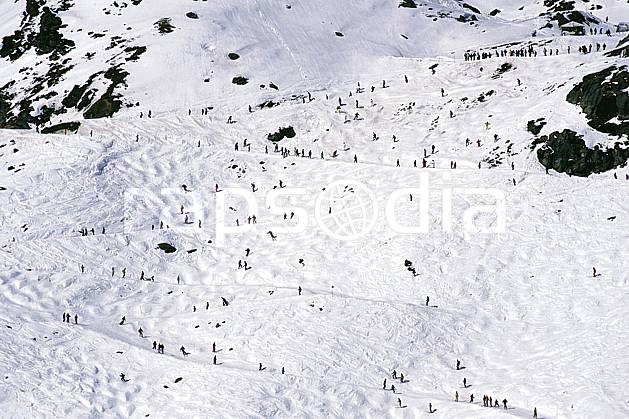 da0926-23LE : Ski de piste, Foule de skieurs sur les pistes, Verbier, Alpes. ski de piste Europe, sport, loisir, action, glisse, sport de montagne, sport d'hiver, ski, champ de bosses, piste, C02, C01 groupe, personnage (Suisse).