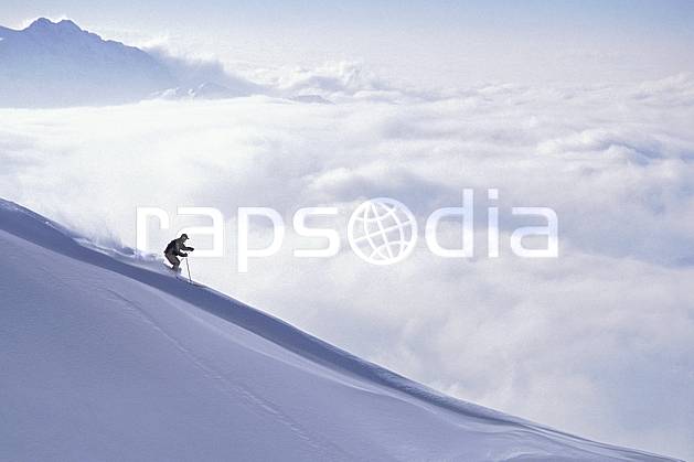 da1101-11LE : Ski-freeride, La Clusaz, Haute-Savoie, Alpes. ski hors piste Europe, CEE, sport, loisir, action, glisse, sport de montagne, sport d'hiver, ski, sport extrême, godille, virage, C02, C01 homme, personnage, Annecy 2018 (France).