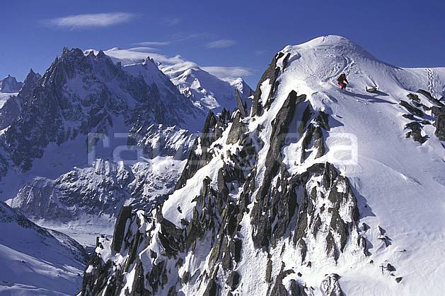 da1142-04LE : Ski-freeride, Chamonix / Les Grands Montets, Haute-Savoie, Alpes. ski hors piste Europe, CEE, sport, loisir, action, glisse, sport de montagne, sport d'hiver, ski, sport extrême, ciel bleu, sommet, virage, C02, C01 paysage, personnage, Annecy 2018 (France).