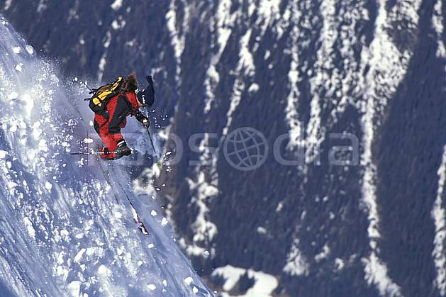 da1142-19LE : Ski-freeride, Chamonix / Les Grands Montets, Haute-Savoie, Alpes. ski hors piste Europe, CEE, sport, loisir, action, glisse, sport de montagne, sport d'hiver, ski, sport extrême, risque, difficulté, engagement, gerbe, neige croûtée, pente raide, virage, virage sauté, C02, C01 homme, personnage, Annecy 2018 (France).