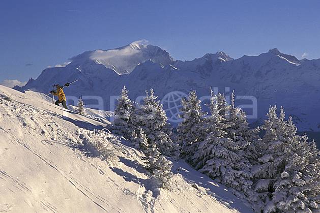 da1250-28LE : Ski-freeride, Les Saisies, Savoie, Alpes. ski hors piste Europe, CEE, sport, loisir, action, glisse, sport de montagne, sport d'hiver, ski, sport extrême, ciel bleu, gerbe, poudreuse, sapin, virage, C02, C01 arbre, homme, personnage (France).