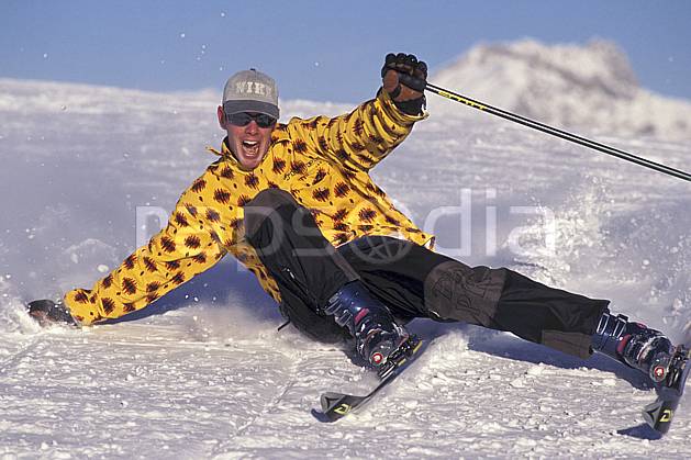 da1251-18LE : Ski-carving, Les Saisies, Savoie, Alpes. ski de piste Europe, CEE, sport, loisir, action, glisse, sport de montagne, sport d'hiver, ski, ciel bleu, dynamisme, énergie, gerbe, grimace, mouvement, sourire, trajectoire, virage, vitesse, C02, C01 homme, personnage (France).