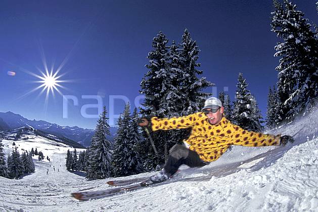 da1251-27LE : Ski-carving, Les Saisies, Savoie, Alpes. ski de piste Europe, CEE, sport, loisir, action, glisse, sport de montagne, sport d'hiver, ski, dynamisme, énergie, grimace, mouvement, trajectoire, virage, vitesse, C02, C01 homme, personnage, soleil (France).