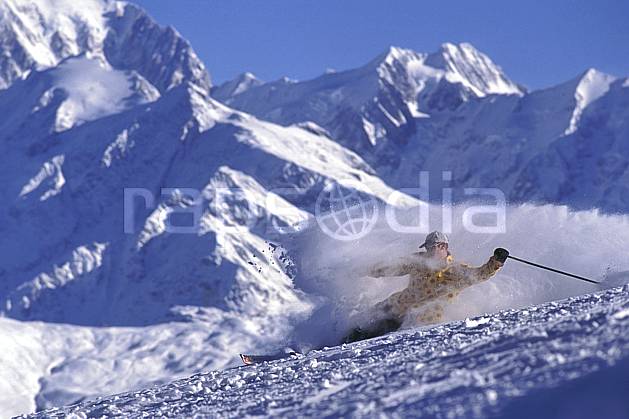 da1252-16LE : Ski-carving, Les Saisies, Savoie, Alpes. ski de piste Europe, CEE, sport, loisir, action, glisse, sport de montagne, sport d'hiver, ski, ciel bleu, dynamisme, énergie, gerbe, mouvement, trajectoire, virage, vitesse, C02, C01 homme, paysage, personnage (France).