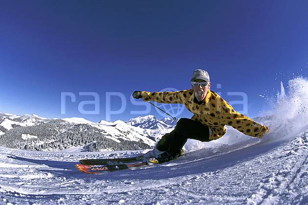 da1253-28LE : Ski-freeride, Les Saisies, Savoie, Alpes. ski de piste Europe, CEE, sport, loisir, action, glisse, sport de montagne, sport d'hiver, ski, ciel bleu, dynamisme, énergie, gerbe, grimace, mouvement, trajectoire, virage, vitesse, C02, C01 homme, personnage (France).
