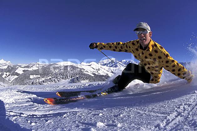 da1253-29LE : Ski-freeride, Les Saisies, Savoie, Alpes. ski de piste Europe, CEE, sport, loisir, action, glisse, sport de montagne, sport d'hiver, ski, ciel bleu, dynamisme, énergie, grimace, mouvement, trajectoire, virage, vitesse, C02, C01 gros plan, homme, personnage (France).