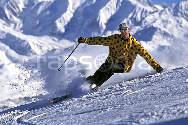da1254-20LE : Ski-freeride, Les Saisies, Savoie, Alpes. ski de piste Europe, CEE, sport, loisir, action, glisse, sport de montagne, sport d'hiver, ski, dynamisme, énergie, gerbe, mouvement, sourire, trajectoire, virage coupé, vitesse, C02, C01 homme, personnage (France).