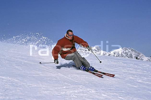 da2158-08LE : Ski de piste, Notre Dame de Bellecombe, Savoie, Alpes. ski de piste Europe, CEE, sport, loisir, action, glisse, sport de montagne, sport d'hiver, ski, ciel bleu, gerbe, virage, C02, C01 homme, personnage (France).