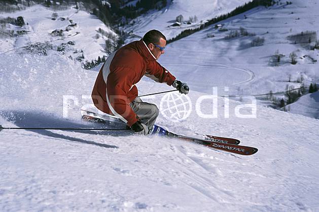 da2158-14LE : Ski de piste, Notre Dame de Bellecombe, Savoie, Alpes. ski de piste Europe, CEE, sport, loisir, action, glisse, sport de montagne, sport d'hiver, ski, gerbe, virage coupé, C02, C01 homme, personnage (France).
