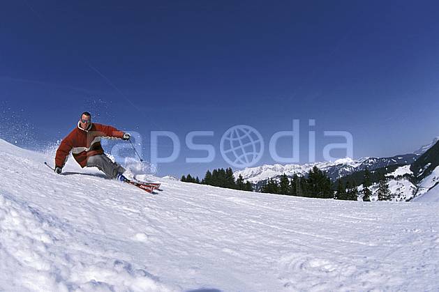 da2158-23LE : Ski de piste, Notre Dame de Bellecombe, Savoie, Alpes. ski de piste Europe, CEE, sport, loisir, action, glisse, sport de montagne, sport d'hiver, ski, ciel bleu, virage coupé, C02, C01 homme, personnage (France).