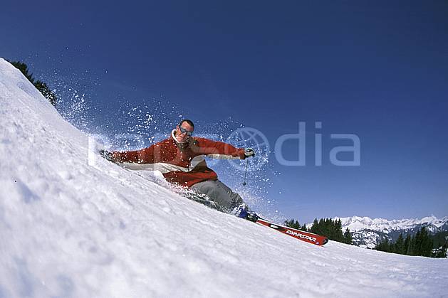 da2158-26LE : Ski-carving, Notre Dame de Bellecombe, Savoie, Alpes. ski de piste Europe, CEE, sport, loisir, action, glisse, sport de montagne, sport d'hiver, ski, ciel bleu, dynamisme, énergie, gerbe, mouvement, trajectoire, virage, vitesse, C02, C01 homme, personnage (France).