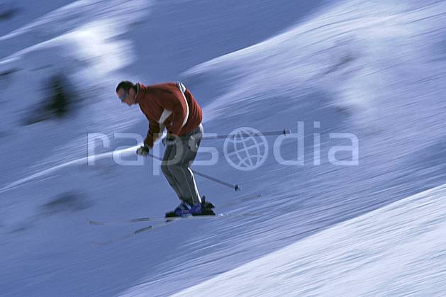 da2158-33LE : Ski de piste, Notre Dame de Bellecombe, Savoie, Alpes. ski de piste Europe, CEE, sport, loisir, action, glisse, sport de montagne, sport d'hiver, ski, dynamisme, énergie, mouvement, trajectoire, vitesse, C02, C01 homme, personnage, saut (France).