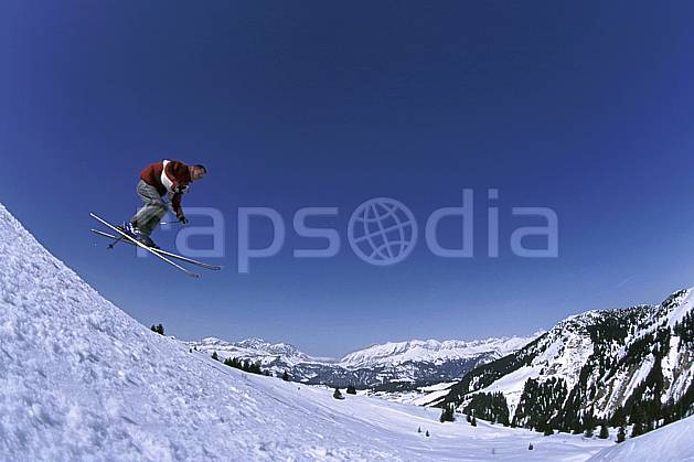 da2158-36LE : Ski de piste, Notre Dame de Bellecombe, Savoie, Alpes. ski de piste Europe, CEE, sport, loisir, action, glisse, sport de montagne, sport d'hiver, ski, ciel bleu, C02, C01 homme, personnage, saut (France).
