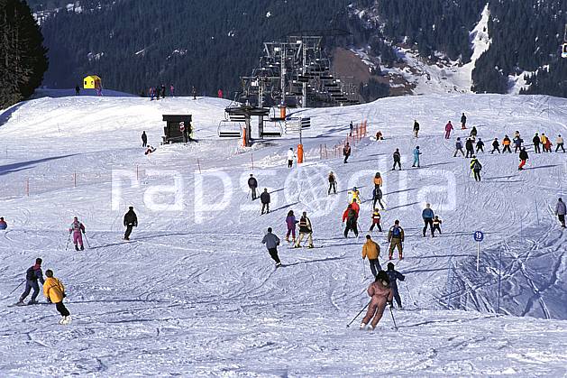 da2159-20LE : Ski de piste, Foule de skieurs, Les Contamines-Montjoie, Haute-Savoie, Alpes. ski de piste Europe, CEE, sport, loisir, action, glisse, sport de montagne, sport d'hiver, ski, piste, C02, C01 groupe, personnage, Annecy 2018 (France).