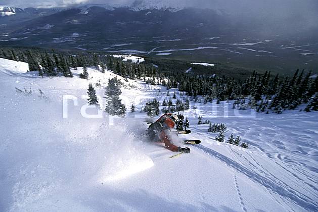 da2381-32LE : Ski-freeride, Marmot Basin, Alberta. ski hors piste Amérique du nord, Amérique, sport, loisir, action, glisse, sport de montagne, sport d'hiver, ski, sport extrême, ciel nuageux, gerbe, pente, poudreuse, sapin, virage coupé, C02, C01 forêt, homme, personnage (Canada).