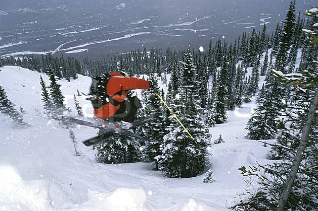 da2381-35LE : Ski-freeride, Marmot Basin, Alberta. ski hors piste Amérique du nord, Amérique, sport, loisir, action, glisse, sport de montagne, sport d'hiver, ski, sport extrême, ciel nuageux, pente, poudreuse, sapin, virage coupé, C02, C01 arbre, forêt, homme, personnage, saut (Canada).