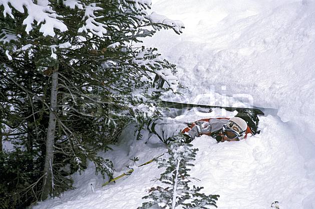 da2381-36LE : Ski-freeride, Marmot Basin, Alberta. ski hors piste Amérique du nord, Amérique, sport, loisir, action, glisse, sport de montagne, sport d'hiver, ski, sport extrême, chute, risque, difficulté, engagement, gaieté, humour, plaisanterie, poudreuse, sapin, sourire, C02, C01 arbre, homme, personnage (Canada).