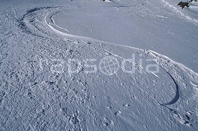 da2384-17LE : Ski-freeride, Trace de ski. ski hors piste Amérique du nord, Amérique, sport, loisir, action, glisse, sport de montagne, sport d'hiver, ski, sport extrême, poudreuse, trace, C02, C01 personnage (Canada).