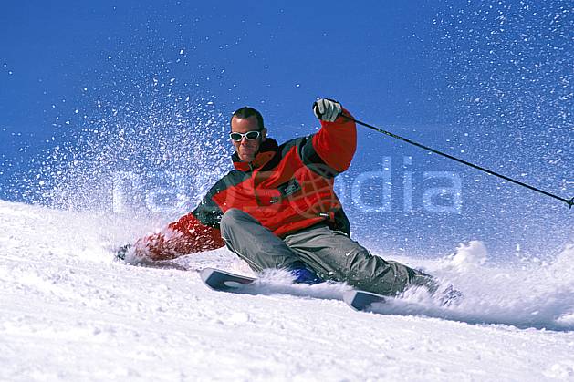da2419-01LE : Ski-carving, Notre Dame de Bellecombe, Savoie, Alpes. ski de piste Europe, CEE, sport, loisir, action, glisse, sport de montagne, sport d'hiver, ski, ciel bleu, dynamisme, énergie, gerbe, mouvement, trajectoire, virage coupé, C02, C01 homme, personnage (France).