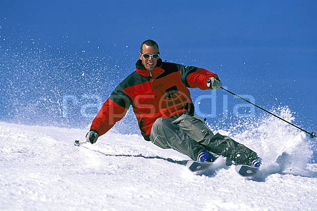 da2419-05LE : Ski-carving, Notre Dame de Bellecombe, Savoie, Alpes. ski de piste Europe, CEE, sport, loisir, action, glisse, sport de montagne, sport d'hiver, ski, ciel bleu, dynamisme, énergie, gerbe, mouvement, sourire, trajectoire, virage coupé, C02, C01 homme, personnage (France).