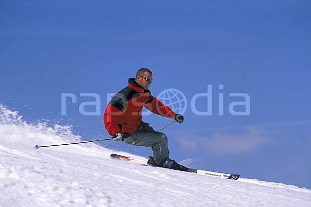 da2419-07LE : Ski, Notre Dame de Bellecombe, Savoie, Alpes. ski de piste Europe, CEE, sport, loisir, action, glisse, sport de montagne, sport d'hiver, ski, ciel bleu, C02, C01 homme, personnage (France).