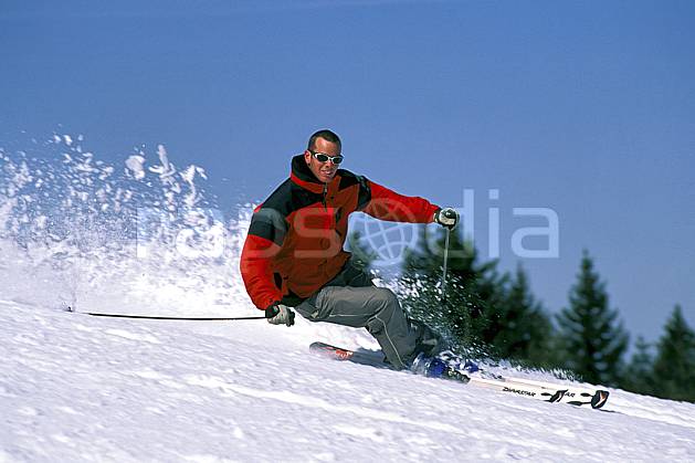 da2419-08LE : Ski de piste, Notre Dame de Bellecombe, Savoie, Alpes. ski de piste Europe, CEE, sport, loisir, action, glisse, sport de montagne, sport d'hiver, ski, ciel bleu, gerbe, virage coupé, C02, C01 homme, personnage (France).