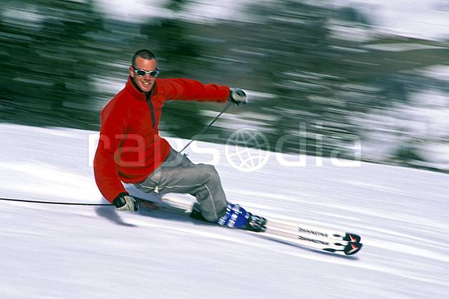 da2419-14LE : Ski-carving, Notre Dame de Bellecombe, Savoie, Alpes. ski de piste Europe, CEE, sport, loisir, action, glisse, sport de montagne, sport d'hiver, ski, dynamisme, énergie, mouvement, sourire, trajectoire, virage, vitesse, C02, C01 homme, personnage (France).