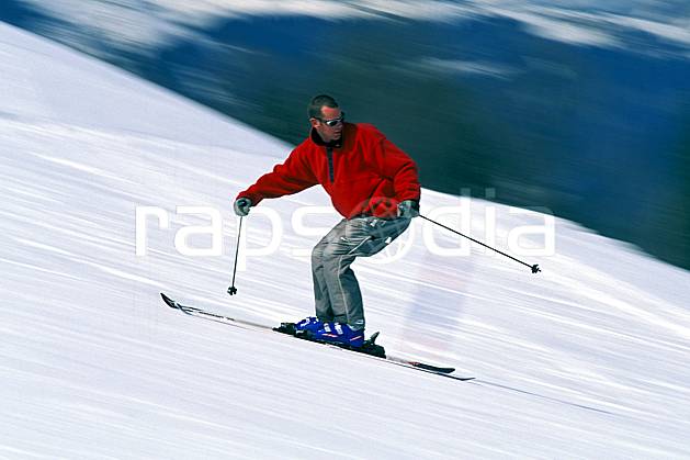 da2419-28LE : Ski de piste, Notre Dame de Bellecombe, Savoie, Alpes. ski de piste Europe, CEE, sport, loisir, action, glisse, sport de montagne, sport d'hiver, ski, dynamisme, énergie, mouvement, trajectoire, vitesse, C02, C01 homme, personnage (France).