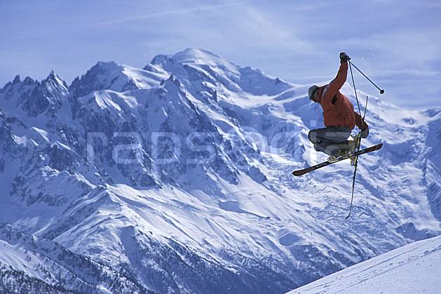 da2684-07LE : Ski-freeride, Ski-freestyle, Chamonix / Le Brévent, Mont Blanc, Haute-Savoie, Alpes. ski de piste, ski freestyle Europe, CEE, sport, loisir, action, glisse, sport de montagne, sport d'hiver, ski, ciel voilé, espace, évasion, liberté, pureté, C02, C01 homme, paysage, personnage, saut, Annecy 2018 (France).