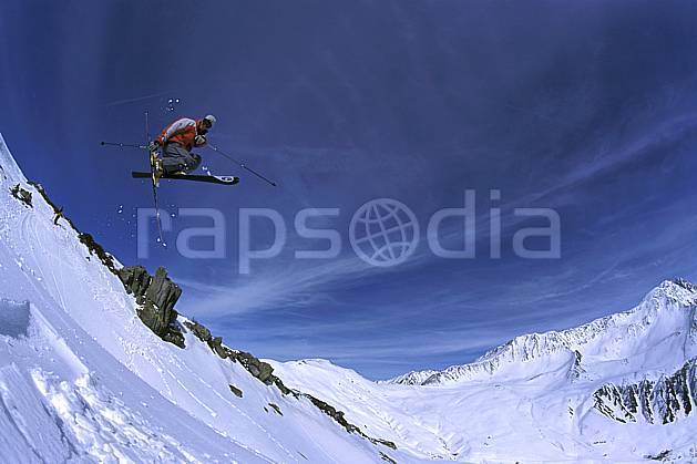 da2684-17LE : Ski-freeride, Chamonix / Le Tour, Haute-Savoie, Alpes. ski hors piste Europe, CEE, sport, loisir, action, glisse, sport de montagne, sport d'hiver, ski, sport extrême, ciel bleu, corniche, espace, évasion, liberté, pureté, C02, C01 homme, paysage, personnage, saut, Annecy 2018 (France).