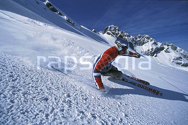 da2688-30LE : Ski-carving, Combe de Torchère / La Clusaz, Alpes. ski de piste Europe, CEE, sport, loisir, action, glisse, sport de montagne, sport d'hiver, ski, zen, ciel bleu, délectation, dynamisme, énergie, évasion, gerbe, glisse, plaisir, liberté, mouvement, plaisir, plénitude, ravissement, trajectoire, virage, plénitude, C02, C01 homme, personnage (France).