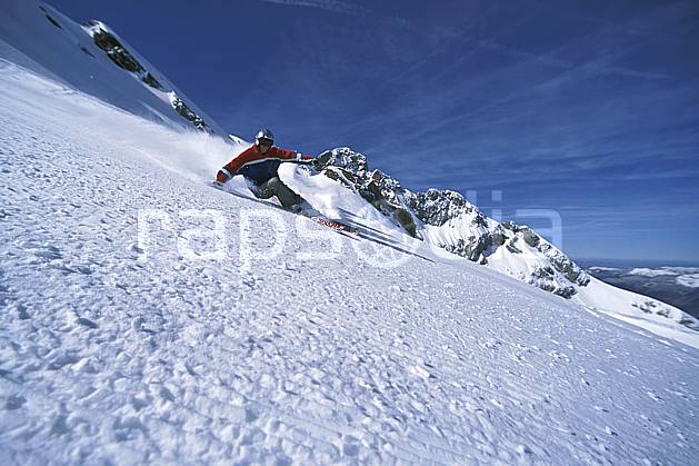 da2689-01LE : Ski-carving, Combe de Torchère / La Clusaz, Alpes. ski de piste Europe, CEE, sport, loisir, action, glisse, sport de montagne, sport d'hiver, ski, zen, ciel bleu, délectation, dynamisme, énergie, évasion, gerbe, glisse, plaisir, liberté, mouvement, plaisir, plénitude, ravissement, trajectoire, virage, plénitude, C02, C01 homme, personnage (France).