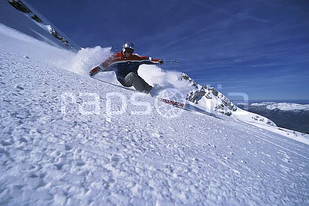 da2689-04LE : Ski-carving, Combe de Torchère / La Clusaz, Alpes. ski de piste Europe, CEE, sport, loisir, action, glisse, sport de montagne, sport d'hiver, ski, ciel bleu, dynamisme, énergie, gerbe, mouvement, trajectoire, virage, C02, C01 homme, personnage (France).