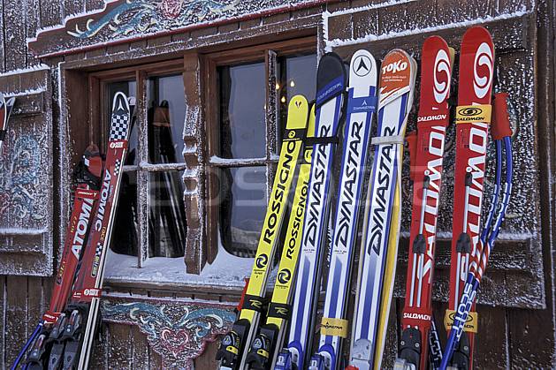 da2819-05LE : Ski de piste, Equipement de ski & snowboard, Alpes. ski de piste Europe, CEE, sport, loisir, action, glisse, sport de montagne, sport d'hiver, ski, cabane, C02, C01 environnement, matériel, patrimoine (France).