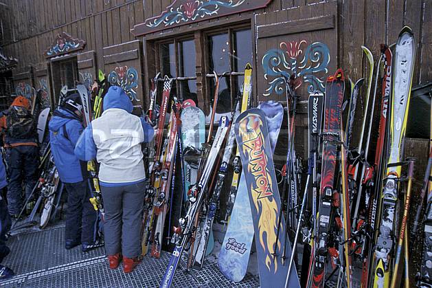 da2819-06LE : Ski de piste, Equipement de ski & snowboard, Alpes. ski de piste Europe, CEE, sport, loisir, action, glisse, sport de montagne, sport d'hiver, ski, cabane, C02, C01 matériel, personnage (France).
