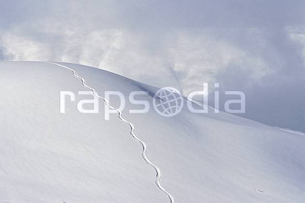 da2904-04LE : Ski-freeride, Les Contamines Montjoie, Haute-Savoie, Alpes. ski hors piste Europe, CEE, sport, loisir, action, glisse, sport de montagne, sport d'hiver, ski, sport extrême, ciel nuageux, pente, poudreuse, trace, C02, C01 moyenne montagne, paysage, Annecy 2018 (France).