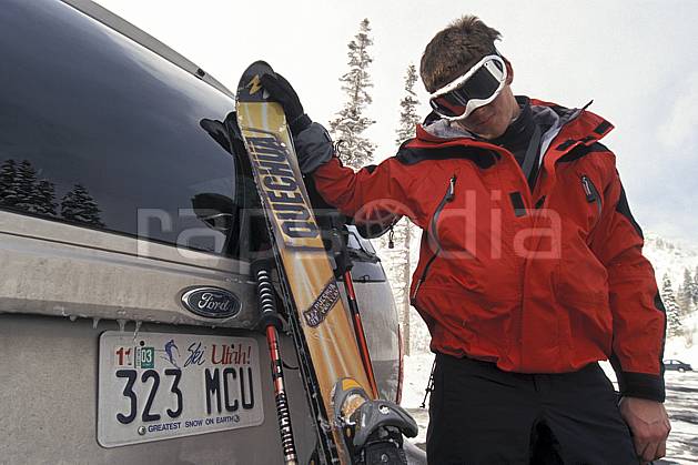 da2912-14LE : Ski, Snowbird, Utah. ski de piste Amérique du nord, sport, loisir, action, glisse, sport de montagne, sport d'hiver, ski, repos, ski, voiture, C02, C01 gros plan, homme, matériel, personnage, portrait, transport (Usa).