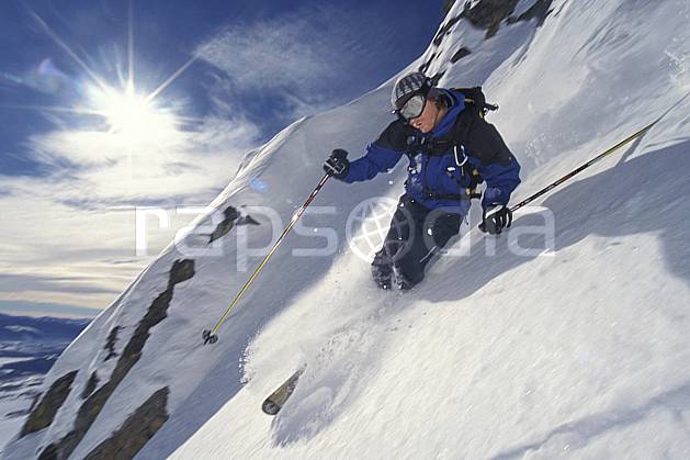 da2943-15LE : Ski-freeride, Jackson Hole, Wyoming. ski hors piste Amérique du nord, sport, loisir, action, glisse, sport de montagne, sport d'hiver, ski, sport extrême, ciel nuageux, délectation, dynamisme, énergie, gerbe, glisse, liberté, pente, plaisir, poudreuse, virage, virage coupé, vitesse, C02, C01 homme, paysage, personnage, soleil (Usa).