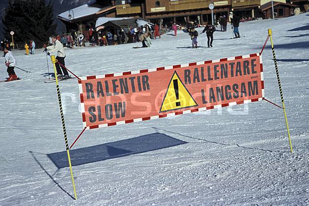 da3133-14LE : Sécurité des pistes, Panneau indicateur, Alpes. ski de piste Europe, CEE, sport, loisir, action, glisse, sport de montagne, sport d'hiver, ski, risque, C02, C01 environnement (France).