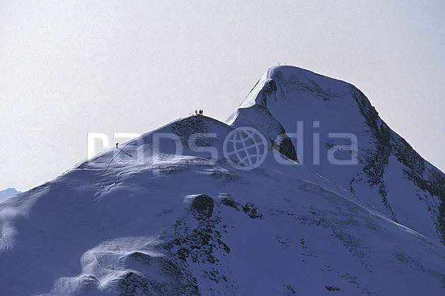 dg0208-15LE : Randonnée hivernale, Mont de la Coche, Bauges, Savoie, Alpes. randonnée pédestre Europe, CEE, sport, rando, loisir, action, sport de montagne, arête, ciel voilé, espace, évasion, pureté, solitude, C02, C01 groupe, moyenne montagne, personnage (France).