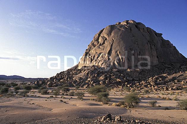 ea0354-03LE : Sahara, Massif du Hoggar. Afrique, Afrique du nord, arbuste, ciel bleu, falaise, C02, C01 désert, paysage, voyage aventure (Algérie).