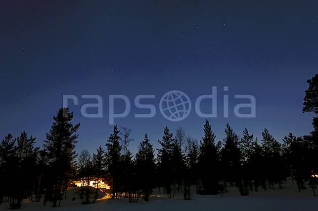 ea061433LE : Nuit en Laponie. Europe, CEE, nuit, lumière, hôtel, habitation, habitation, C02, C01 flore, paysage, voyage aventure (Finlande).