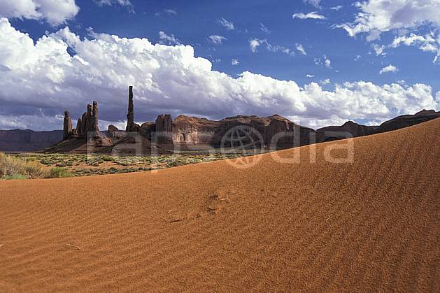 ea0656-10LE : Monument Valley, Totem Pole, Arizona. Amérique du nord, pic, ciel nuageux, parc américain, C02 désert, paysage, voyage aventure (Usa).