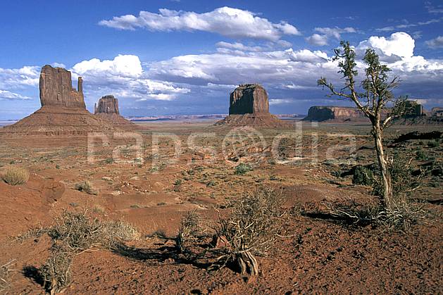 ea0656-11LE : Monument Valley, Arizona. Amérique du nord, pic, ciel nuageux, évasion, espace, parc américain, pureté, C02 désert, paysage, voyage aventure (Usa).