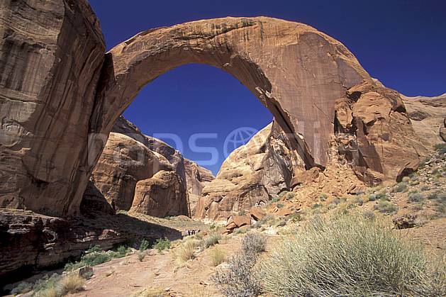 ea0657-32LE : Lac Powell, Rainbow Bridge, Utah. Amérique du nord, arche, buisson, ciel bleu, parc américain, C02, C01 paysage, voyage aventure (Usa).