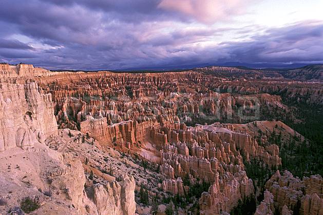 ea0661-28LE : Bryce Canyon depuis Bryce Point, Utah. Amérique du nord, pic, ciel nuageux, évasion, espace, parc américain, pureté, érosion, C02, C01 désert, paysage, voyage aventure (Usa).