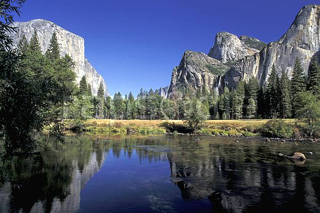 ea0667-31LE : Yosemite National Park, California. Amérique du nord, ciel bleu, falaise, parc américain, sapin, C02, C01 lac, paysage, voyage aventure (Usa).