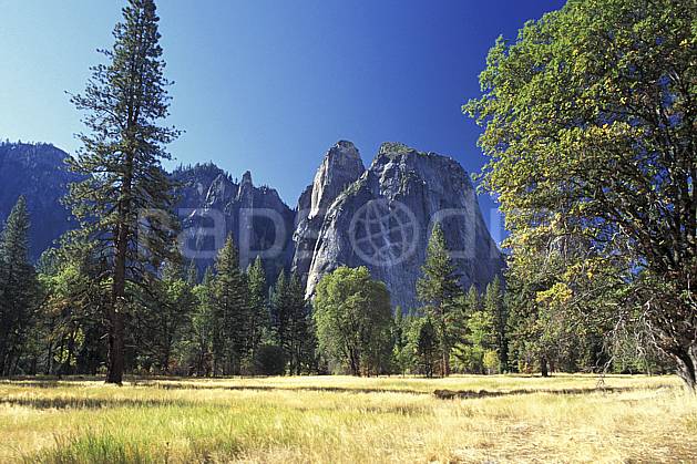 ea0670-20LE : Yosemite National Park, Cathedral Rocks, California. Amérique du nord, ciel bleu, falaise, herbe, parc américain, sapin, C02, C01 arbre, paysage, voyage aventure (Usa).