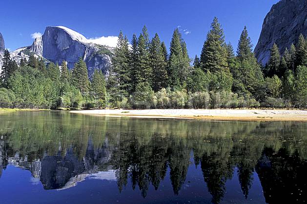 ea0671-11LE : Yosemite National Park, Half Dome et Merced River, California. Amérique du nord, ciel bleu, falaise, parc américain, sapin, C02, C01 arbre, lac, paysage, voyage aventure (Usa).